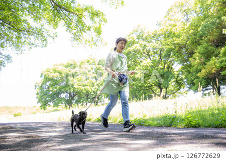 犬の散歩　走る　日本人女性と子犬　運動 126772629