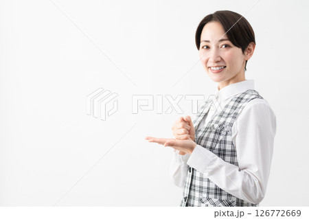事務制服を着た若い女性　ビジネスイメージ 126772669