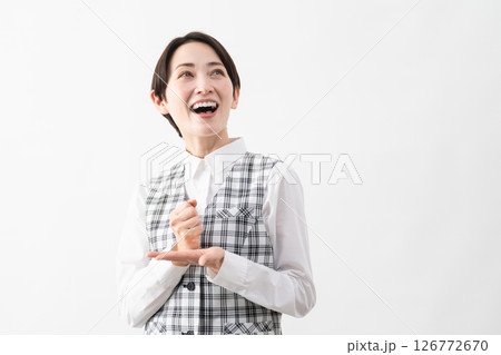 事務制服を着た若い女性　ビジネスイメージ 126772670
