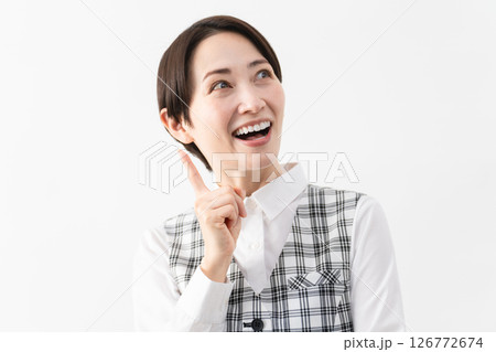 事務制服を着た若い女性　ビジネスイメージ 126772674