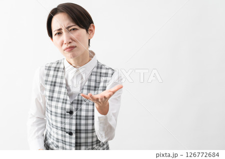 事務制服を着た若い女性 ビジネスイメージ 事務制服を着た若い女性 ビジネスイメージ 126772684