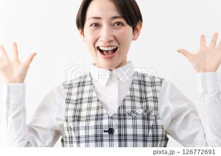事務制服を着た若い女性　ビジネスイメージ 126772691