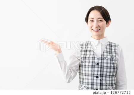 事務制服を着た若い女性 ビジネスイメージ 事務制服を着た若い女性 ビジネスイメージ 126772713