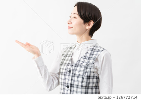 事務制服を着た若い女性 ビジネスイメージ 事務制服を着た若い女性 ビジネスイメージ 126772714