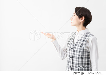 事務制服を着た若い女性 ビジネスイメージ 事務制服を着た若い女性 ビジネスイメージ 126772715