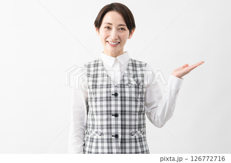 事務制服を着た若い女性 ビジネスイメージ 事務制服を着た若い女性 ビジネスイメージ 126772716