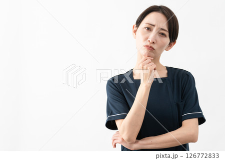 エステサロン制服を着た若い女性　ビューティイメージ 126772833