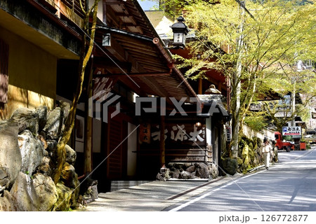 京都市 貴船川沿いの街並み・川床料理屋と新緑 京都市 貴船川沿いの街並み・川床料理屋と新緑 126772877