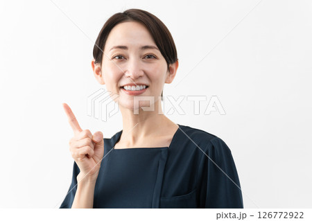 エステサロン制服を着た若い女性 ビューティイメージ エステサロン制服を着た若い女性 ビューティイメージ 126772922