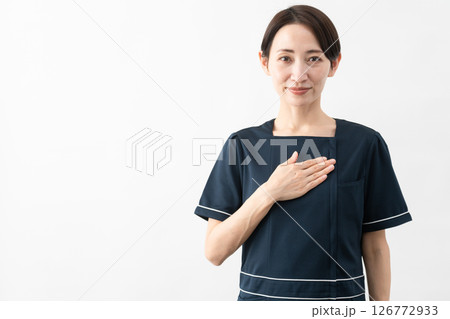 エステサロン制服を着た若い女性　ビューティイメージ 126772933