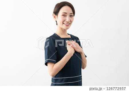 エステサロン制服を着た若い女性 ビューティイメージ エステサロン制服を着た若い女性 ビューティイメージ 126772937