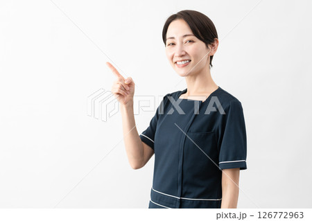 エステサロン制服を着た若い女性 ビューティイメージ エステサロン制服を着た若い女性 ビューティイメージ 126772963