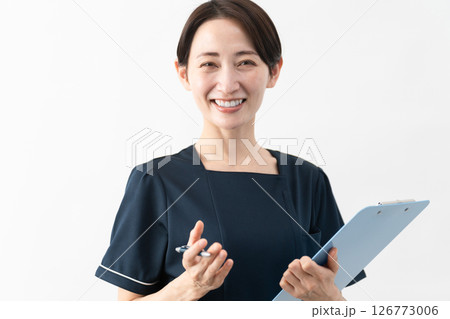 エステサロン制服を着た若い女性 ビューティイメージ エステサロン制服を着た若い女性 ビューティイメージ 126773006