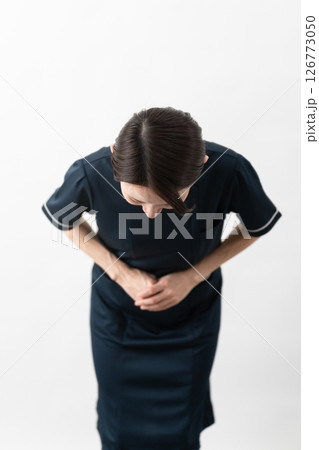 エステサロン制服を着た若い女性 ビューティイメージ エステサロン制服を着た若い女性 ビューティイメージ 126773050