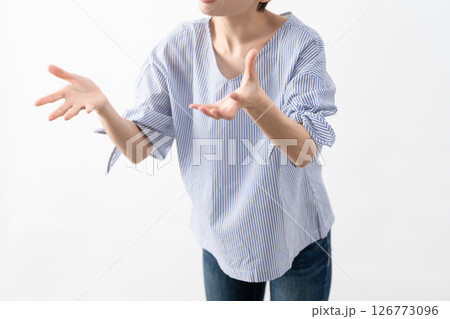 私服姿の女性　ライフスタイルイメージ 126773096