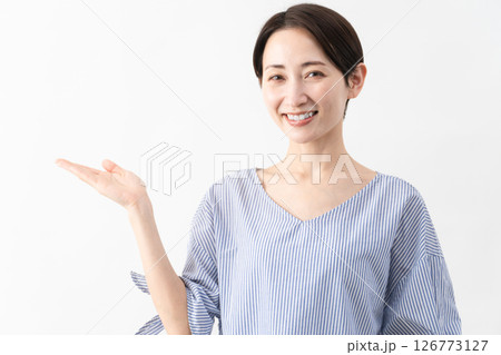 私服姿の女性　ライフスタイルイメージ 126773127