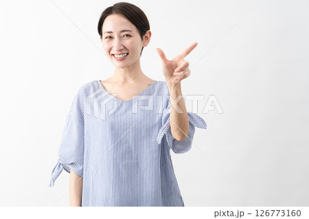 私服姿の女性　ライフスタイルイメージ 126773160