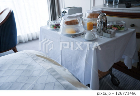 ルームサービスの朝食 126773466