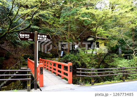 京都市　貴船川の奥ノ院橋と鞍馬寺西門と新緑と道しるべ 126773485