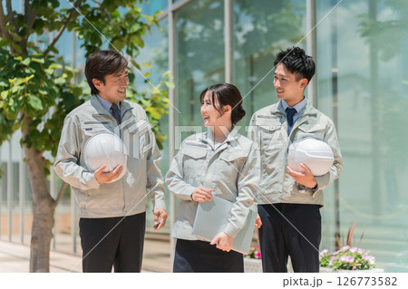 建設現場にいる作業着,作業服姿の建設業,建築業の男女スタッフ 建設現場にいる作業着,作業服姿の建設業,建築業の男女スタッフ 126773582
