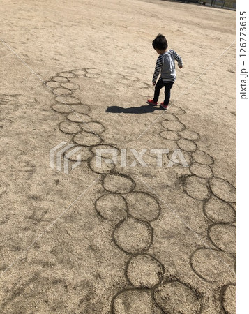 公園で遊ぶ男の子 公園で遊ぶ男の子 126773635