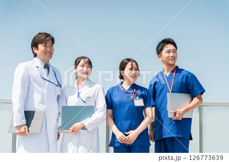 病院の屋上にいる男女の医師・医者・看護師・医療従事者・技師（4人） 126773639