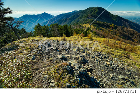 秋の大菩薩連嶺・天狗棚山から見る狼平と小金沢山 秋の大菩薩連嶺・天狗棚山から見る狼平と小金沢山 126773711