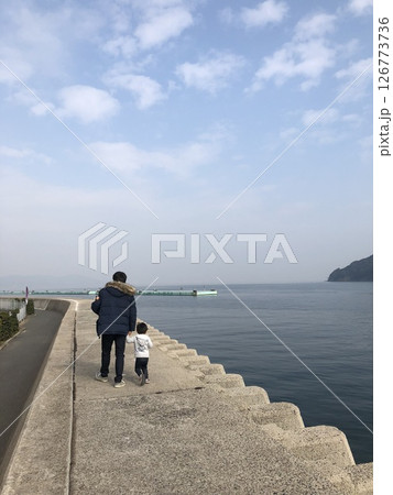 海を眺める親子 126773736