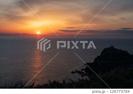 朝焼けの朝 対岸の山並みから昇る朝日 光る海 126773784