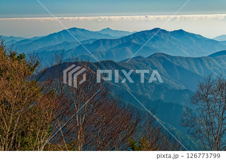 秋の大菩薩・天狗棚山から見る朝もやの奥多摩三山 秋の大菩薩・天狗棚山から見る朝もやの奥多摩三山 126773799