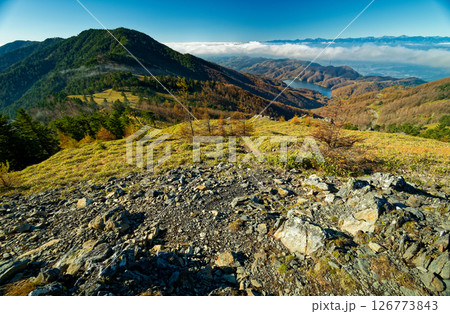 秋の大菩薩連嶺・天狗棚山から見る小金沢山と大菩薩湖 126773843