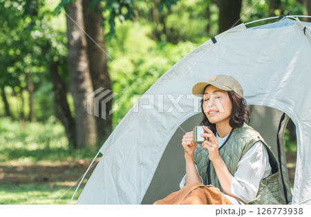 キャンプ場でくつろぐキャンプ・グランピングを楽しむ女性 126773938