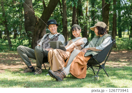 公園・キャンプ場でチェアリングする親子・ファミリー 126773941
