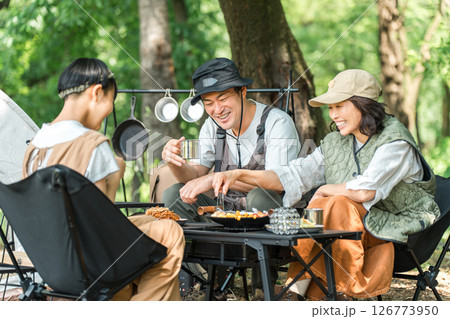 公園・キャンプ場でデイキャンプ・キャンプ・バーベキューを楽しむ仲良しのファミリー 公園・キャンプ場でデイキャンプ・キャンプ・バーベキューを楽しむ仲良しのファミリー 126773950