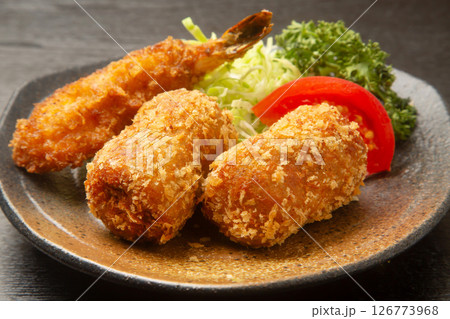 エビフライと俵形のコロッケ 126773968