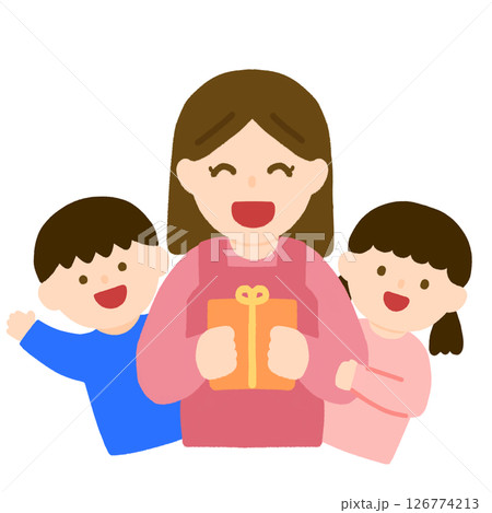 子供からプレゼントを貰って喜ぶお母さん 126774213
