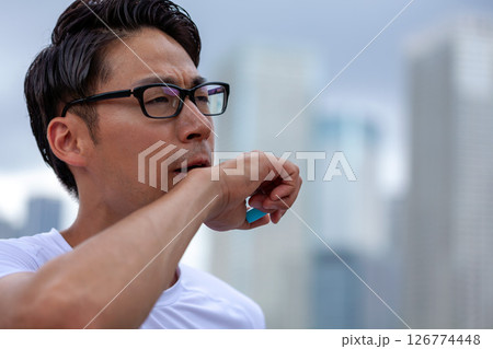 暑くて汗を汗をかいている男性 126774448
