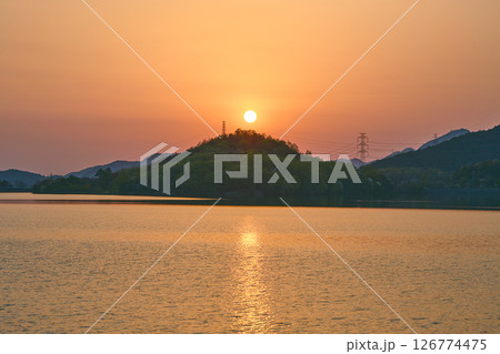 平荘湖と夕日 126774475