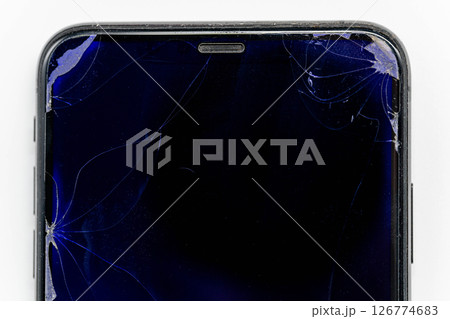 画面が割れたスマートフォン 126774683
