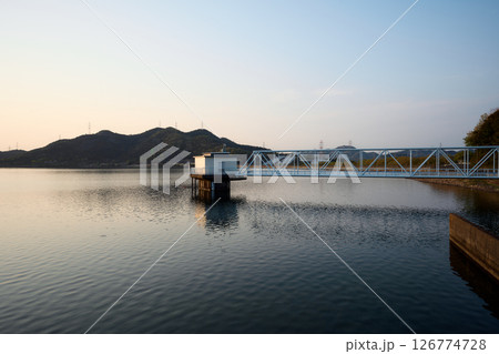 平荘湖の夕景 126774728