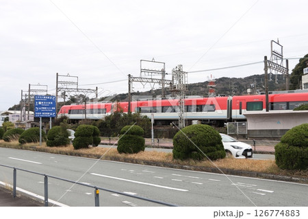 鳥羽駅付近を走行する近鉄特急電車 126774883