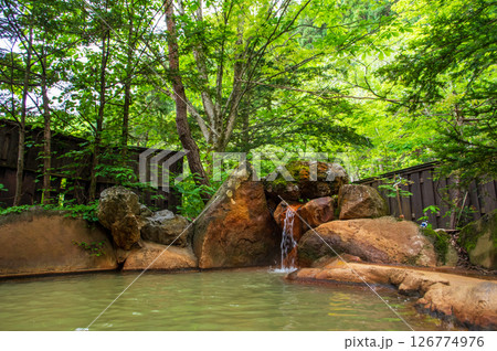新緑の露天風呂『奥飛騨温泉郷・平湯温泉・平湯の湯』　 126774976
