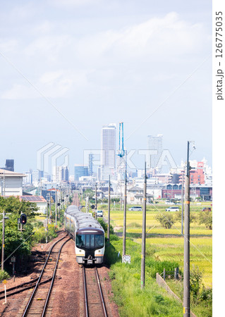 【高山本線】長森駅を通過する長編成の特急ひだ 126775035