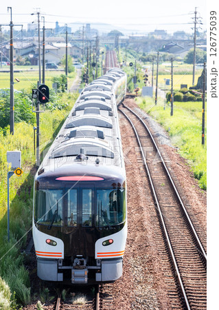 【高山本線】長森駅を通過する長編成の特急ひだ 126775039