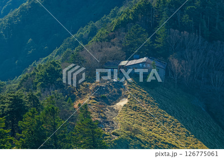 妙見の頭から見る朝の大菩薩峠・介山荘 妙見の頭から見る朝の大菩薩峠・介山荘 126775061