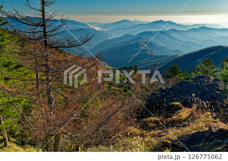 大菩薩峠から見る朝もやの奥多摩三山 大菩薩峠から見る朝もやの奥多摩三山 126775062