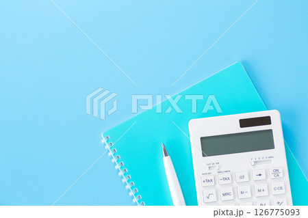 電卓とノート 126775093
