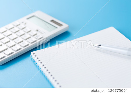 電卓とノート 電卓とノート 126775094