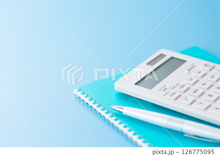 電卓とノート 126775095