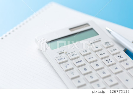 電卓とノート 電卓とノート 126775135